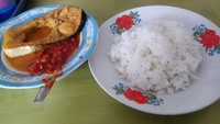 Makanan khas Banjar, tulis Dede di keterangan foto. Pria yang pernah di DO dari perguruan tinggi ini menikmati gulai patin plus sambal dan nasi hangat. Mantap! Foto: Instagram dedesumarna27