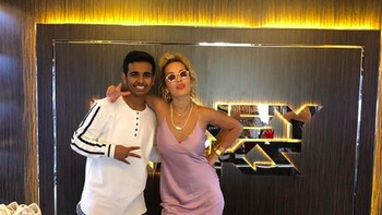 Saat bersama penyanyi Rita Ora. Foto: Instagram