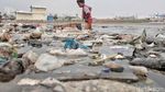 Miris, Laut Penuh Sampah Plastik Jadi Taman Bermain Anak-anak