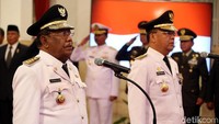 Keduanya tampak mengenakan pakaian khas gubernur berwarna putih.