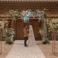 Penggunaan bunga warna-warni juga mulai ditinggalkan. Umumnya pengantin zaman sekarang lebih memilih bunga berwarna putih dan pastel, dengan tambahan pampas grass sebagai pelengkap dekorasi. Buket yang dipegang Lindswell juga dari pampas grass. Saya sendiri yang buat, pungkas Ellien. Foto: Dok. White Pearl Decoration