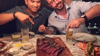 Bersama temannya, Faisal sedang asyik mampir di resto barbekyu. Ia siap menyantap steak. Mantap! Foto: instagram @faisalnasimuddin