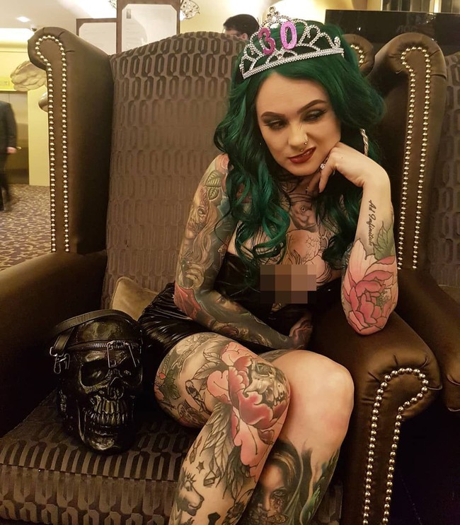 Dr. Sarah Gray merupakan anggota dari komunitas tato di Australia. Bukan hanya satu atau dua tato, tubuh Sarah layaknya galeri seni yang dihiasi banyak tato. (Foto: Instagram @rosesarered_23)