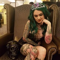 Dr. Sarah Gray merupakan anggota dari komunitas tato di Australia. Bukan hanya satu atau dua tato, tubuh Sarah layaknya galeri seni yang dihiasi banyak tato. (Foto: Instagram @rosesarered_23)