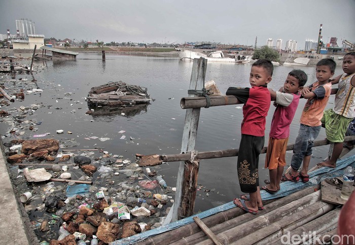 Miris Laut Penuh  Sampah  Plastik Jadi Taman  Bermain  Anak 