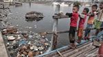 Miris, Laut Penuh Sampah Plastik Jadi Taman Bermain Anak-anak