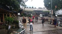 Banjir karena luapan sungai juga merusak bagian halaman rumah makan Ringin Asri di Jalan Soekarno-Hatta. Air setinggi lebih dari 5 meter menerjang bagian depan rumah makan.