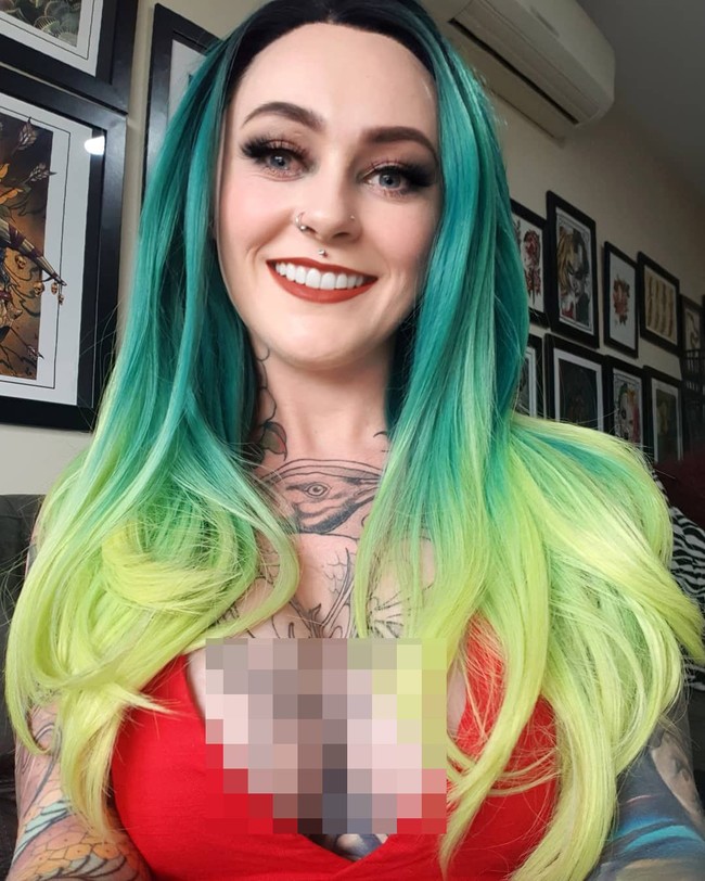 Sarah pun tampil dengan rambut ombre hijau tua dan hijau muda. Gaya eksentriknya ini membuat orang tak percaya bahwa Sarah adalah seorang dokter. (Foto: Instagram @ rosesarered_23)