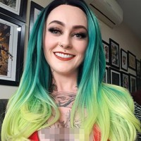 Sarah pun tampil dengan rambut ombre hijau tua dan hijau muda. Gaya eksentriknya ini membuat orang tak percaya bahwa Sarah adalah seorang dokter. (Foto: Instagram @ rosesarered_23)