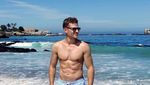 Potret Pilot Ganteng yang Senang ke Pantai