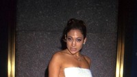 Foto ini diambil tahun 1999, di mana Jennifer Lopez masih terlihat sangat muda. Jlo memang sudah mengenal dunia seni sejak muda, bahkan ia menggunakan biaya sendiri untuk mengikuti kursus menyanyi dan tari. (Foto: Diane Freed/Getty Images)