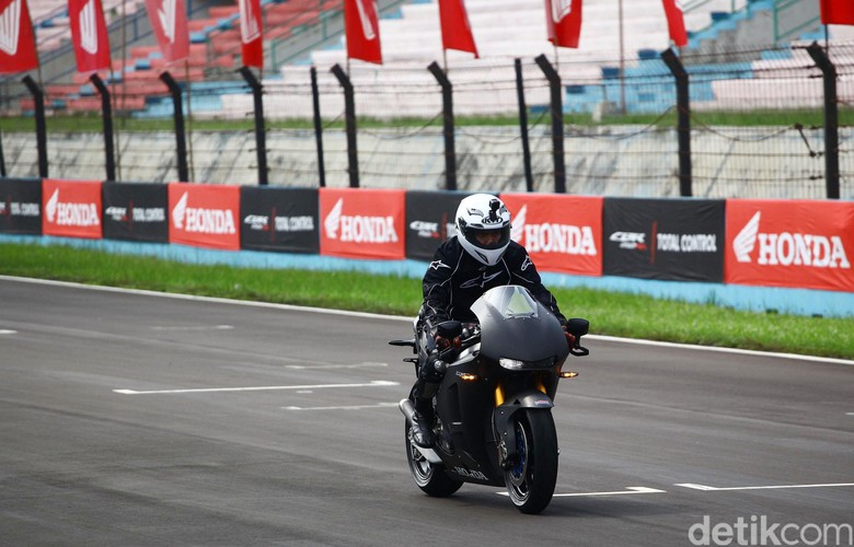 Desta Jajal Honda RC 213 V-S di Sirkuit Sentul. Foto: Grandyos Zafna Desta Jajal Honda RC 213 V-S di Sirkuit Sentul. Foto: Grandyos Zafna