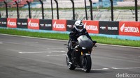 Tadi depan gue pelan sih, jadi pengen ngejar nggak enak, eh dia nungguin gue ya, ucap Desta saat menjajal motor tersebut..