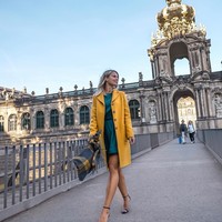 Dilansir The Sun, ia telah dipanggil dan diberi ultimatum, tak hanya untuk berhenti posting foto seksi tapi juga memilih antara jadi polisi atau selebgram. (Foto: Instagram @adrienne_koleszar)