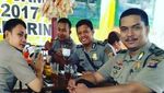Gaya Makan Asyik Polisi Gamer dan YouTuber, Dede Sumarna