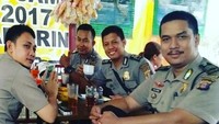 Ini pose santai Dede bersama rekan-rekan polisi saat sedang makan di rumah makan. Kompak ya? Foto: Instagram dedesumarna27