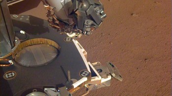 Gambaran parsial dari dek InSight yang sudah mendarat di Mars, yang terdokumentasi pada tanggal 4 Desember 2018. (Foto: NASA/JPL-Caltech)