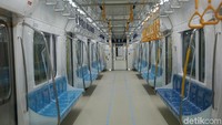 Nuansa biru terlihat dari kursi penumpang di sebelah kana dan kiri.