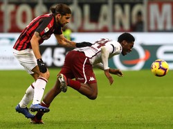 Ricardo Rodriguez mengawal pemain depan Torino. Marco Luzzani/Getty Images.