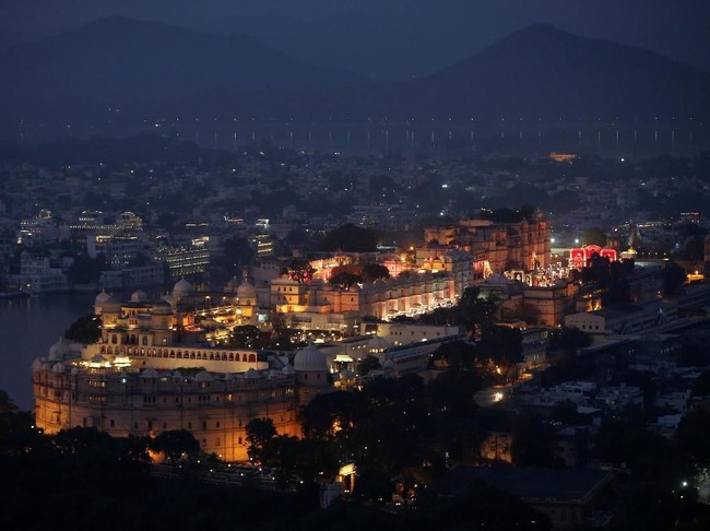 City Palace bila dipotret dari sudut lain. Terlihat betapa megahnya istana yang juga situs bersejarah tersebut. (Foto: REUTERS)