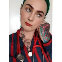 Sarah Gray, dokter wanita yang tubuhnya dipenuhi tato