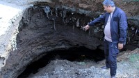 Salah satu warga mengatakan, lubang bercabang yang menyerupai goa itu dulunya merupakan lokasi penambangan pasir, yang digunakan warga sebagai bahan baku untuk membuat lantai.