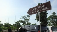 Gua tersebut bernama Gua Kristal. Letaknya berada 20 kilometer dari pusat Kota Kupang atau dengan jarak tempuh 1 jam perjalanan (Randy/detikTravel)