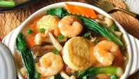 Ciri khas sapo tahu adalah penggunaan sapo atau claypot. Wadah keramik ini membuat makanan hangat hingga suapan terakhir. Isian sapo tahu bisa sesuai selera, tapi bahan utamanya adalah egg tofu. (Foto: Instagram linagui.kitchen)