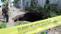 Warga di Jalan Kutawaringin, Kabupaten Bandung dihebohkan dengan sebuah lubang besar yang menganga di depan rumah warga.