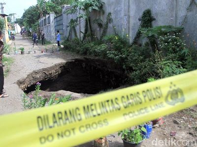 Penampakan Lubang Besar yang Menganga di Bandung