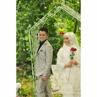 Oki Setiana Dewi dan Ory Vitrio sepakat tak melakukan foto prewedding karena belum sah menjadi pasangan suami istri. Sebagai gantinya, foto romantis pun dibuat setelah mereka menikah. Foto: Dok. Oki Setiana Dewi