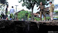 Tak sedikit pula warga yang turun langsung ke dasar lubang. Di sisi-sisi lubang tersebut terdapat lubang lainnya yang bercabang-cabang menyerupai goa. Terlihat pula lapisan tanah dan batu. Di dasar lubang itu pun terdapat genangan air.