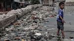 Miris, Laut Penuh Sampah Plastik Jadi Taman Bermain Anak-anak