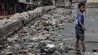 Anak-anak tersebut tidak memperdulikan kesehatannya, mereka tetap asyik bermain pantai yang kotor.
