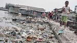 Miris, Laut Penuh Sampah Plastik Jadi Taman Bermain Anak-anak