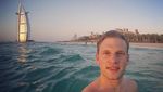Potret Pilot Ganteng yang Senang ke Pantai