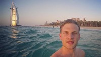 Ketika ke Dubai pun ia tak melewatkan kesempatan berenang di pantai (pilotpatrick/Instagram)