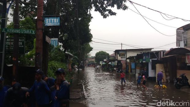 Kali Mampang Meluap, Pasar Jagal Warung Buncit Tergenang