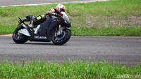 Peserta diberi kesempatan menjajal motor ganas ini di Sirkuit Internasional Sentul.