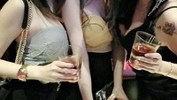 Kali ini ia dan dua rekannya menikmati minuman beralkohol. Kira-kira minuman jenis apa yang mereka nikmati itu, ya? (Foto: Facebook Liu Pengpeng)