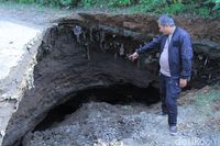 Ada 'Gua' di Bawah Jalan Kutawaringin yang Ambles