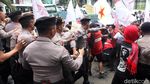 Pedemo dan Polisi Saling Dorong di Depan Kemenristekdikti