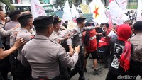 Aksi saling dorong itu terjadi saat para mahasiswa menggoyang-goyang pagar kantor Kemenristekdikti.