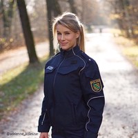 Adrienne Koleszar dijuluki sebagai polisi tercantik di Jerman. Ia pun cukup populer di media sosial dan sering posting foto seksi. Beberapa waktu lalu, dilaporkan jika Adrienne mendapat ultimatum dari bos untuk stop unggah foto dan memilih antara jadi polisi atau selebgram. Foto: Instagram @adrienne_koleszar