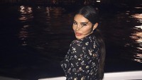Gaya manjanya berpose di Grand Canal Venice, Italia. (officialmorganbritt/Instagram)