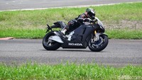 Mereka bisa gaspol merasakan betapa buasnya motor tunggangan Marquez versi jalan raya ini.