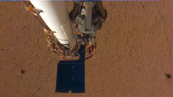 Wahana antariksa InSight mengambil gambar di Mars dengan lengan robotiknya. (Foto: NASA/JPL-Caltech)