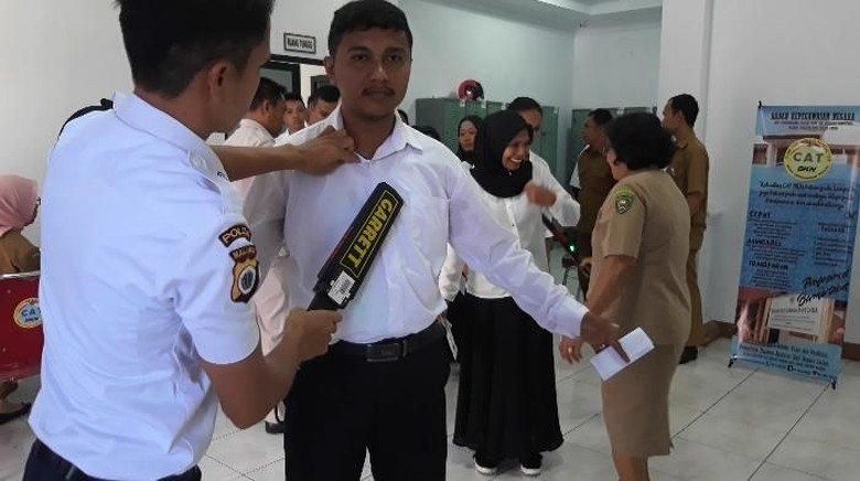 Tes CPNS Maluku, Peserta Diperiksa Metal Detector Tes CPNS Maluku, Peserta Diperiksa Metal Detector