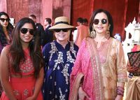 Hillary Clinton (tengah) saat menghadiri rangkaian acara pernikahan Isha Ambani (kiri) di Udaipur, India.