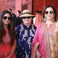 Dikabarkan Hindustan Times, sebanyak 600 tamu yang terdiri dari keluarga, kerabat, bintang Bollywood dan para politisi dunia, termasuk Hillary Clinton, dipastikan akan menghadiri pesta mewah tersebut. Kabarnya, pesta pernikahan Isha dan Anand menelan biaya hingga Rp 1,4 triliun. (Foto: Reliance Industries/Handout via REUTERS)